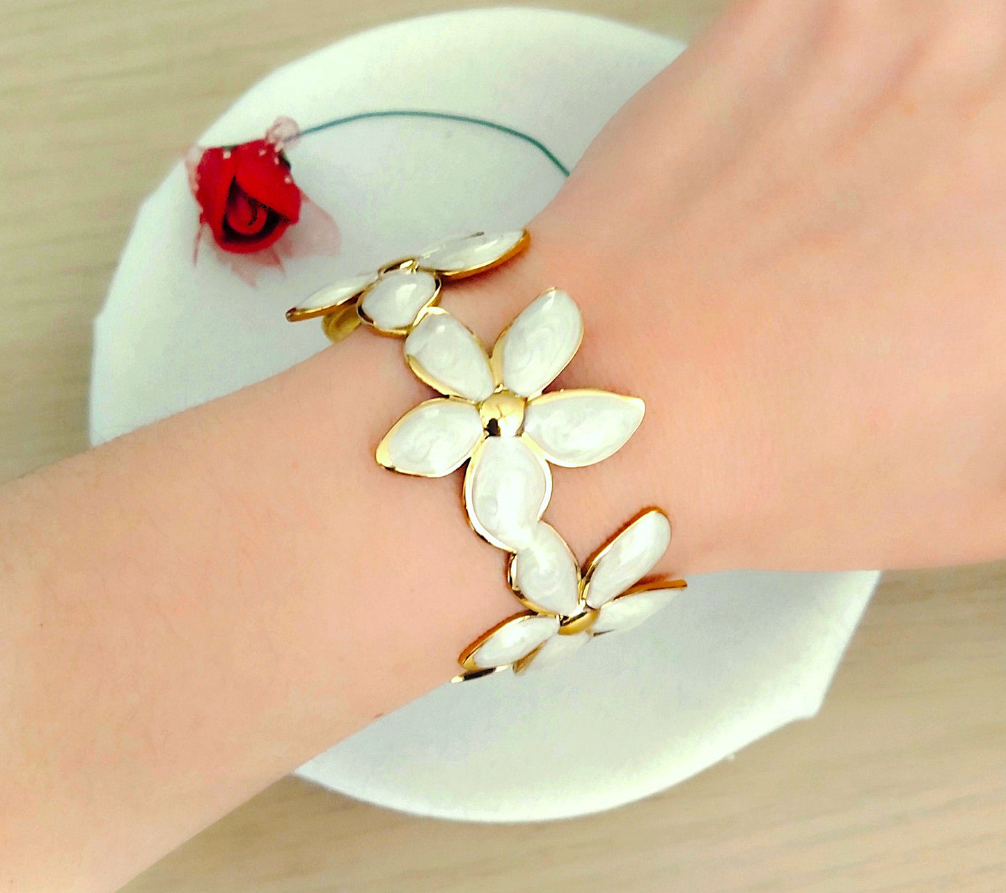 Brazalete Flores Blancas acero