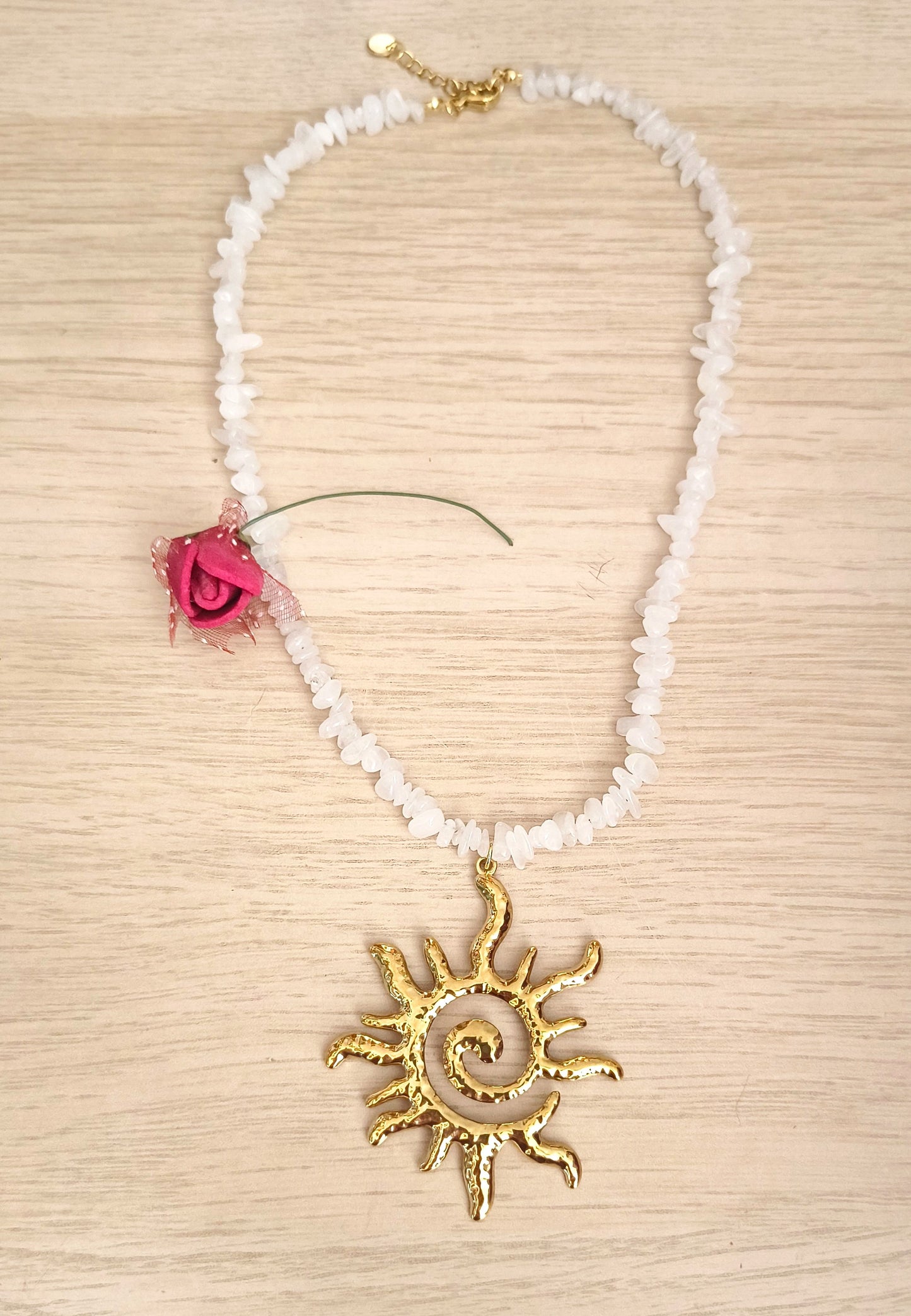 Collar piedras Blancas Sol espiral