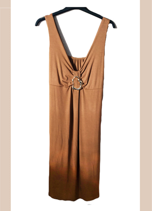 Vestido marrón adorno dorado