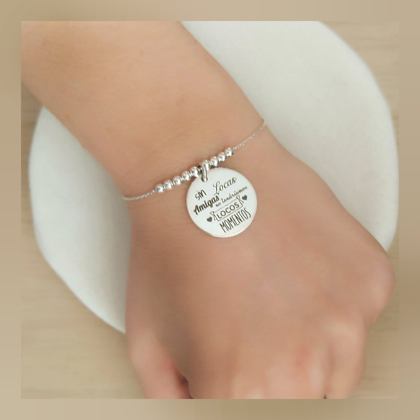 Pulsera placa bolitas ajustable plata