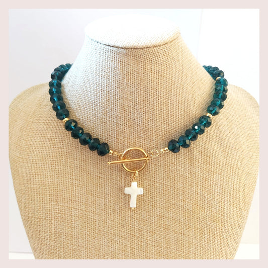 collar bolas de cristal verde y cruz nácar