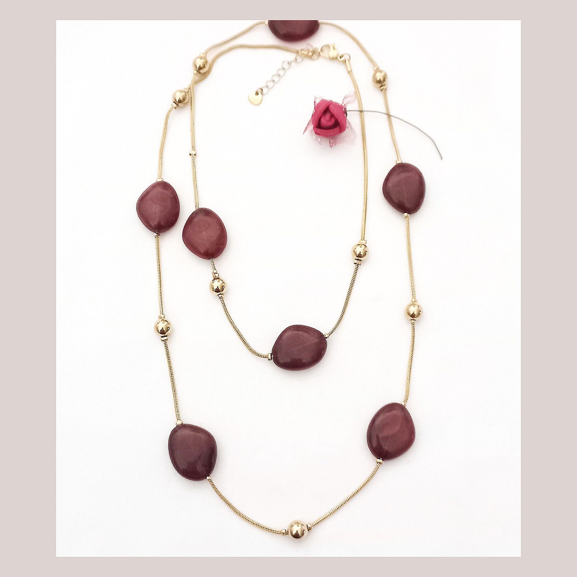 collar largo dorado con piedras marrones y bolas doradas acero