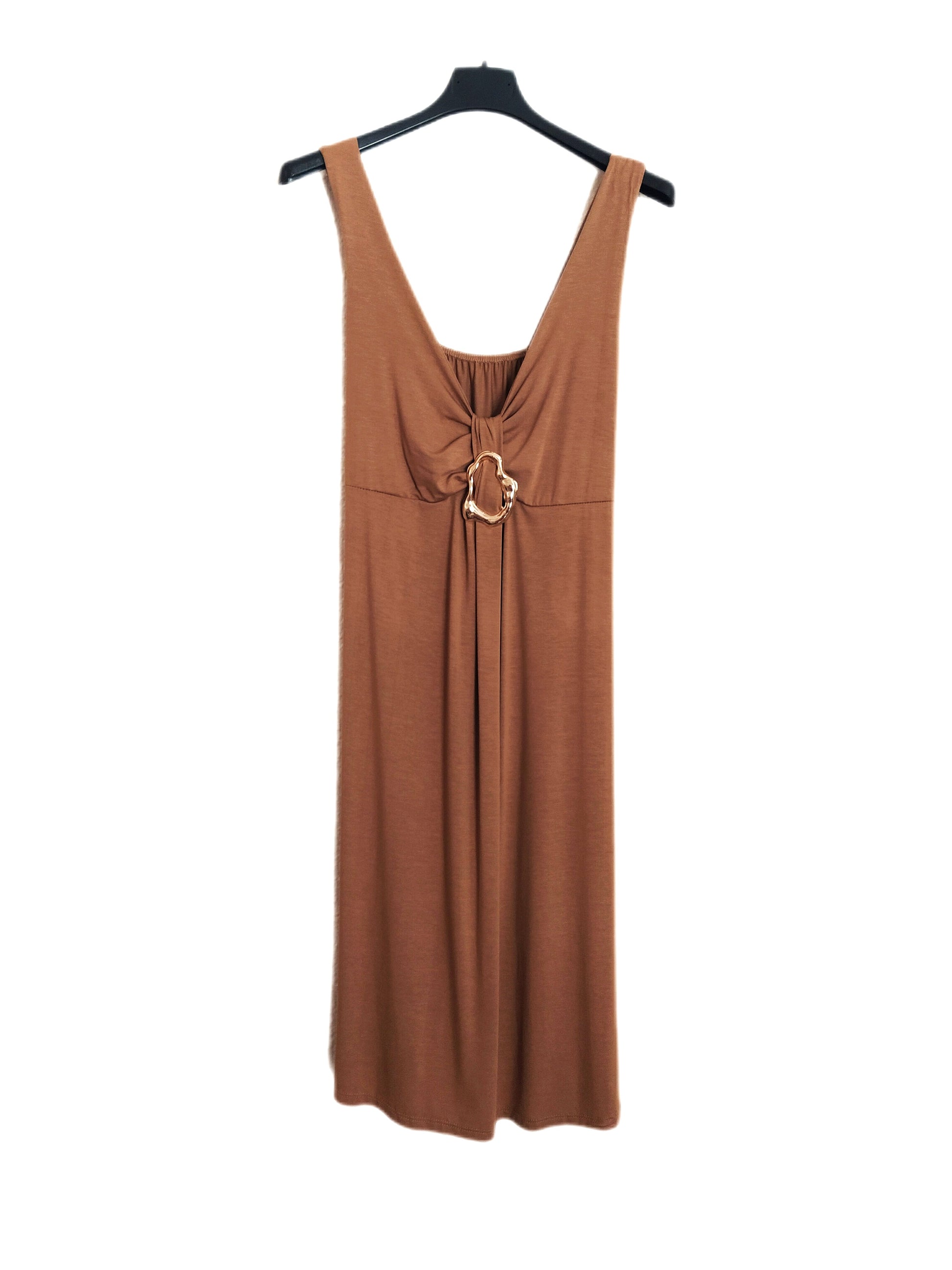 Vestido tirantes marrón camel con cuello v y adorno dorado para mujer